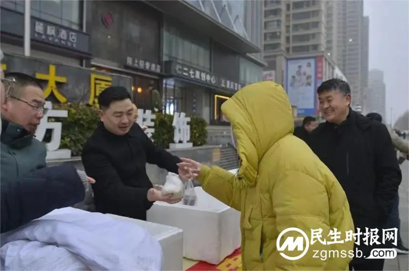 郑州市商丘商会开展--数九寒天腊八粥 浓浓情谊献街头公益活动