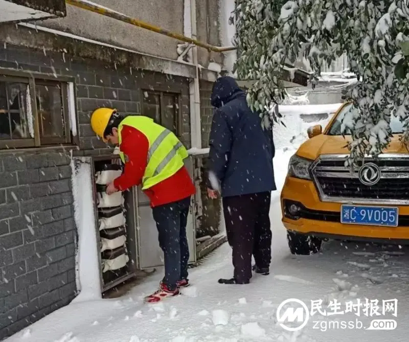 迎战低温雨雪冰冻天气 湘潭住建人在行动