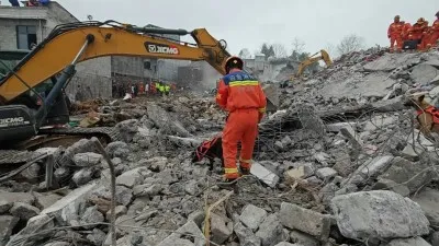 镇雄山体滑坡救援——战斗在救援一线的消防搜救犬