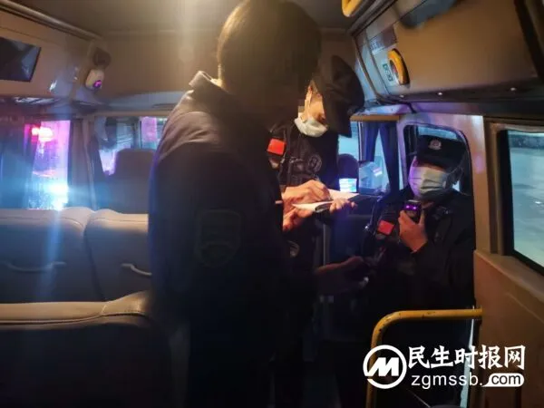 市民手提包遗落公交车上不自知 特警热心帮助寻找失主物归原主