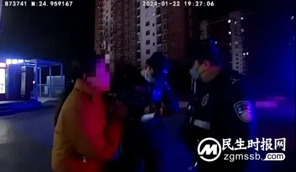 市民手提包遗落公交车上不自知 特警热心帮助寻找失主物归原主