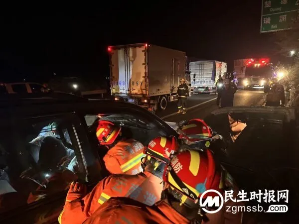 楚雄消防昆楚高速营救交通事故被困人员 归途中救助抛锚车辆 民生时报云南讯 1月2日晚,昆楚高速公路云甸收费站后100米处发生一起交通事故,造成1人受伤被困车内。19时51分,楚雄州消防救援支队指挥中心调派楚雄市消防救援大队3车14人前往救援。 20时35分,消防救援人员到达现场,经侦查,事故为一辆越野车与一辆半挂卡车相撞,越野车车头严重变形,驾驶员被卡在驾驶室内无法动弹,情况紧急。 根据现场情况,指挥员立即制定救援方案,将消防救援人员分成两个小组,一组携带液压破拆工具、担架等器材破拆事故车辆、实施救援;一组负责警戒现场,严防无关人员和车辆进入引发二次事故、影响救援。 为防止救援过程中发生二次伤害,消防救援人员用车内的垫子、衣物对被困人员身体进行保护,利用破拆工具破拆和扩张越野车变形的车体,扩大救援空间、打通救援通道。经过二十多分钟的紧张营救,成功救出被困驾驶员并移交给现场的医护人员。经医护人员检查,被困人员无生命危险。 在交通事故救援结束后的归建途中,消防救援人员遇到一抛锚车辆求助。经了解得知,抛锚车上一家三口是自驾来云南旅游的,由于高速公路长时间堵车导致车辆电源不足,打不着火。指挥员在确保安全和无次生灾害的情况下,根据实际情况快速制定救助方案,在利用车载装备器材帮助抛锚车处置故障无果后,帮助驾驶员将车推离高速公路快速车道。考虑到夜晚气温低,指挥员果断将车上携带的衣物留给驾驶员,并安排前突车将母女两人送离高速公路前往城区酒店住宿。(李 红) 编辑:马文富 审核:马文富 终审:安远洪