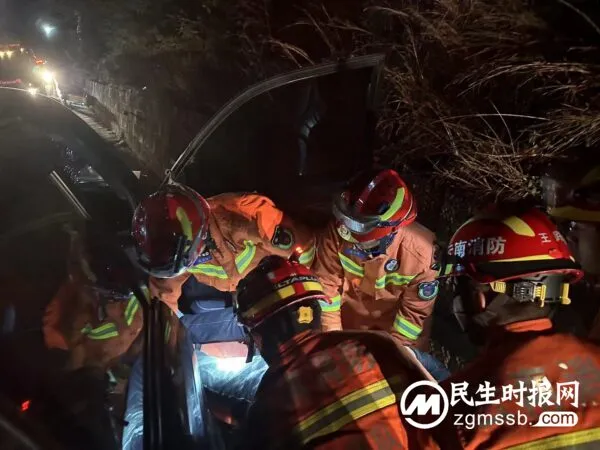 楚雄消防昆楚高速营救交通事故被困人员 归途中救助抛锚车辆 民生时报云南讯 1月2日晚,昆楚高速公路云甸收费站后100米处发生一起交通事故,造成1人受伤被困车内。19时51分,楚雄州消防救援支队指挥中心调派楚雄市消防救援大队3车14人前往救援。 20时35分,消防救援人员到达现场,经侦查,事故为一辆越野车与一辆半挂卡车相撞,越野车车头严重变形,驾驶员被卡在驾驶室内无法动弹,情况紧急。 根据现场情况,指挥员立即制定救援方案,将消防救援人员分成两个小组,一组携带液压破拆工具、担架等器材破拆事故车辆、实施救援;一组负责警戒现场,严防无关人员和车辆进入引发二次事故、影响救援。 为防止救援过程中发生二次伤害,消防救援人员用车内的垫子、衣物对被困人员身体进行保护,利用破拆工具破拆和扩张越野车变形的车体,扩大救援空间、打通救援通道。经过二十多分钟的紧张营救,成功救出被困驾驶员并移交给现场的医护人员。经医护人员检查,被困人员无生命危险。 在交通事故救援结束后的归建途中,消防救援人员遇到一抛锚车辆求助。经了解得知,抛锚车上一家三口是自驾来云南旅游的,由于高速公路长时间堵车导致车辆电源不足,打不着火。指挥员在确保安全和无次生灾害的情况下,根据实际情况快速制定救助方案,在利用车载装备器材帮助抛锚车处置故障无果后,帮助驾驶员将车推离高速公路快速车道。考虑到夜晚气温低,指挥员果断将车上携带的衣物留给驾驶员,并安排前突车将母女两人送离高速公路前往城区酒店住宿。(李 红) 编辑:马文富 审核:马文富 终审:安远洪