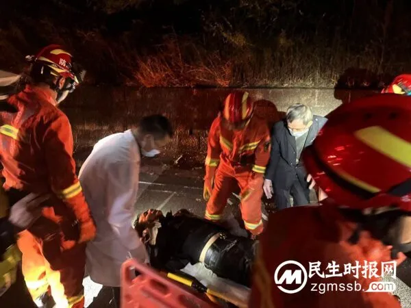楚雄消防昆楚高速营救交通事故被困人员 归途中救助抛锚车辆 民生时报云南讯 1月2日晚,昆楚高速公路云甸收费站后100米处发生一起交通事故,造成1人受伤被困车内。19时51分,楚雄州消防救援支队指挥中心调派楚雄市消防救援大队3车14人前往救援。 20时35分,消防救援人员到达现场,经侦查,事故为一辆越野车与一辆半挂卡车相撞,越野车车头严重变形,驾驶员被卡在驾驶室内无法动弹,情况紧急。 根据现场情况,指挥员立即制定救援方案,将消防救援人员分成两个小组,一组携带液压破拆工具、担架等器材破拆事故车辆、实施救援;一组负责警戒现场,严防无关人员和车辆进入引发二次事故、影响救援。 为防止救援过程中发生二次伤害,消防救援人员用车内的垫子、衣物对被困人员身体进行保护,利用破拆工具破拆和扩张越野车变形的车体,扩大救援空间、打通救援通道。经过二十多分钟的紧张营救,成功救出被困驾驶员并移交给现场的医护人员。经医护人员检查,被困人员无生命危险。 在交通事故救援结束后的归建途中,消防救援人员遇到一抛锚车辆求助。经了解得知,抛锚车上一家三口是自驾来云南旅游的,由于高速公路长时间堵车导致车辆电源不足,打不着火。指挥员在确保安全和无次生灾害的情况下,根据实际情况快速制定救助方案,在利用车载装备器材帮助抛锚车处置故障无果后,帮助驾驶员将车推离高速公路快速车道。考虑到夜晚气温低,指挥员果断将车上携带的衣物留给驾驶员,并安排前突车将母女两人送离高速公路前往城区酒店住宿。(李 红) 编辑:马文富 审核:马文富 终审:安远洪
