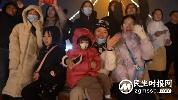 铁花绽放如意湖 喜迎新春年味浓