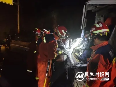 杭瑞高速:小货车追尾驾驶员被困 禄丰消防紧急营救