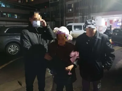 95岁老人外出未归急坏家属 特警两小时冒雨帮忙寻回