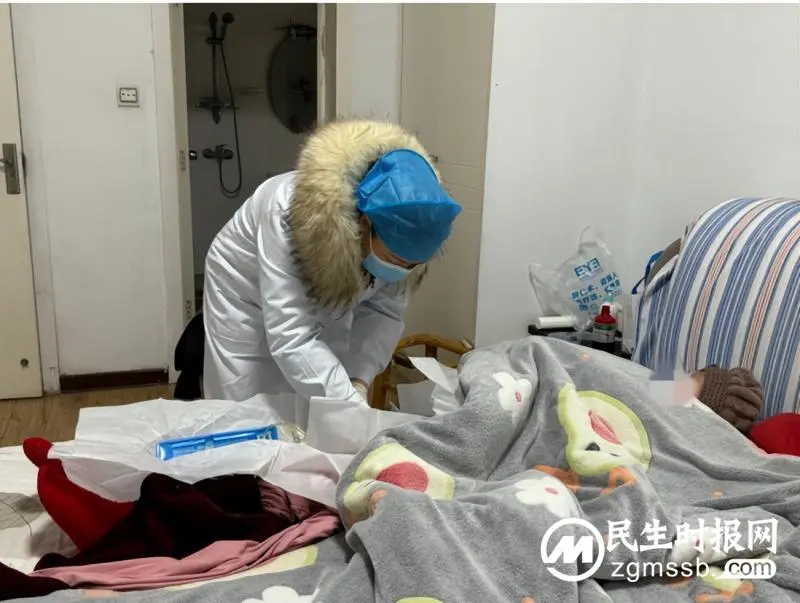 失能老人更换尿管成难题,湘潭爱尔仁和医院医护上门暖人心 失能老人更换尿管成难题,湘潭爱尔仁和医院医护上门暖人心