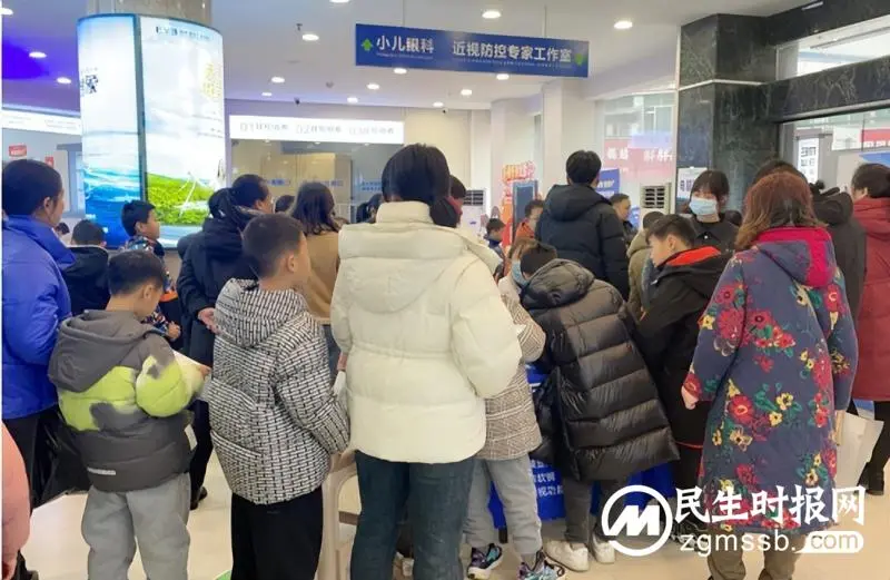 青少年近视防控门诊迎来就诊高峰，开学前一定要带孩子做一次视力检查！