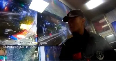 95岁老人外出未归急坏家属 特警两小时冒雨帮忙寻回