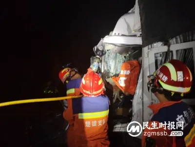 杭瑞高速:小货车追尾驾驶员被困 禄丰消防紧急营救