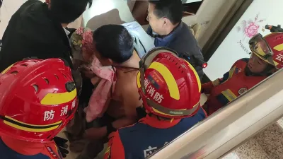 洗脸架钢筋直插脖颈,曲靖麒麟消防紧急救援