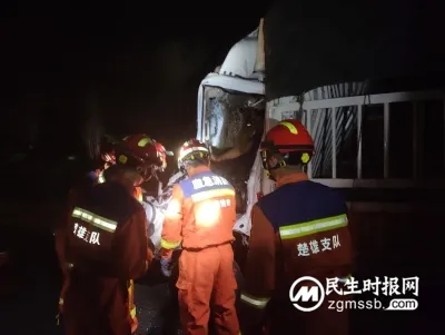 杭瑞高速:小货车追尾驾驶员被困 禄丰消防紧急营救