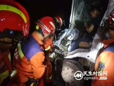 杭瑞高速:小货车追尾驾驶员被困 禄丰消防紧急营救