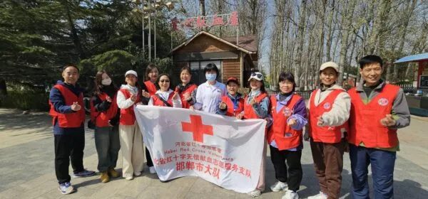 邯郸市龙湖公园南门献血屋免费为市民测血压、血型