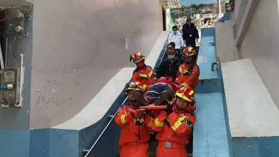 85岁老人受伤被困房顶,消防暖心救助