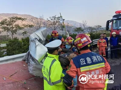 丽江永胜:交通事故一人被困 消防紧急救援
