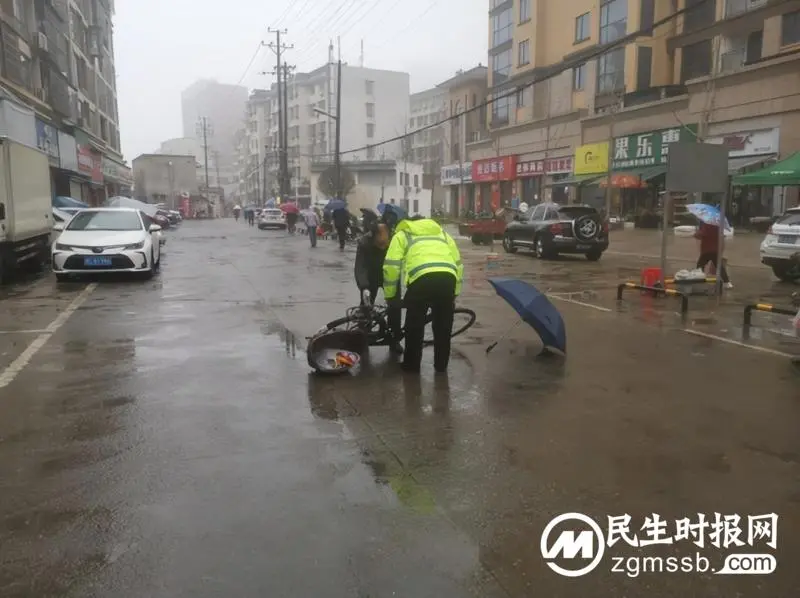 雨天老人路上摔倒 湘潭交通执法人员暖心“出手” 雨天老人路上摔倒 湘潭交通执法人员暖心“出手”