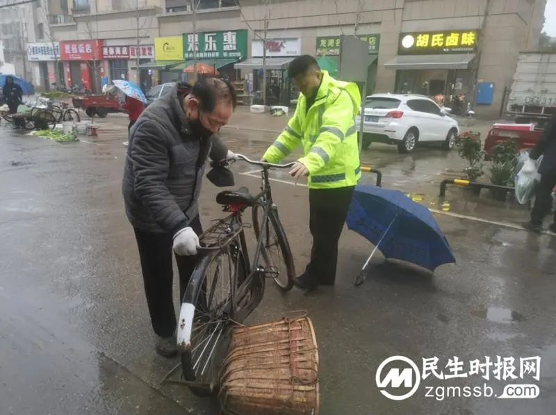 雨天老人路上摔倒 湘潭交通执法人员暖心“出手” 雨天老人路上摔倒 湘潭交通执法人员暖心“出手”