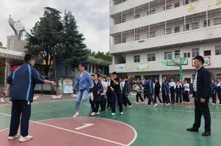 龙舞绳韵,跃动青春 ——湘潭市十六中举行2024年全校跳长绳比赛活动 龙舞绳韵,跃动青春 ——湘潭市十六中举行2024年全校跳长绳比赛活动