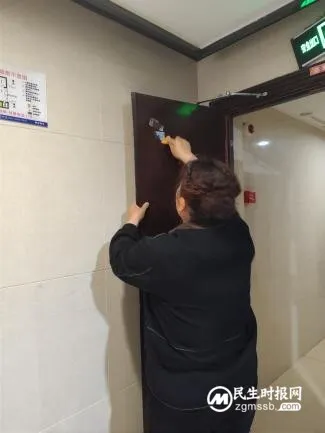 清理社区小广告· 绿色环保我先行活动 清理社区小广告· 绿色环保我先行活动