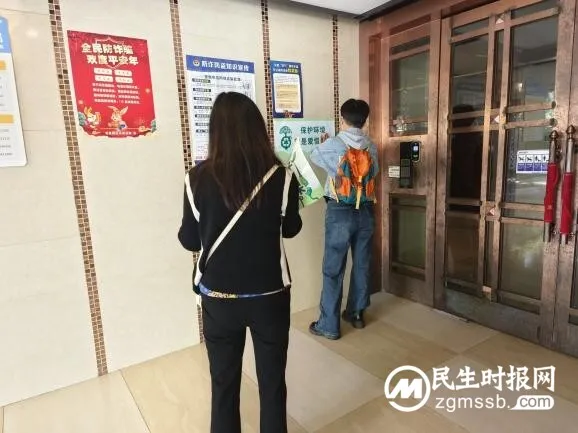 清理社区小广告· 绿色环保我先行活动 清理社区小广告· 绿色环保我先行活动
