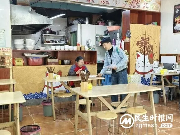 清理社区小广告· 绿色环保我先行活动 清理社区小广告· 绿色环保我先行活动