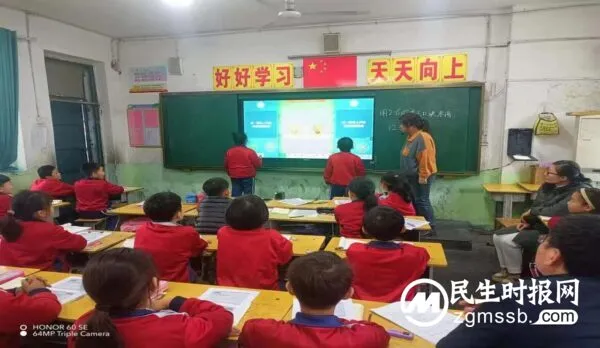 魏县教体局教研室领导到魏县第二小学听评课