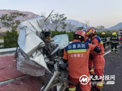 丽江永胜:交通事故一人被困 消防紧急救援