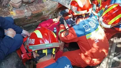 85岁老人受伤被困房顶,消防暖心救助