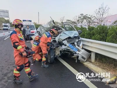 丽江永胜:交通事故一人被困 消防紧急救援