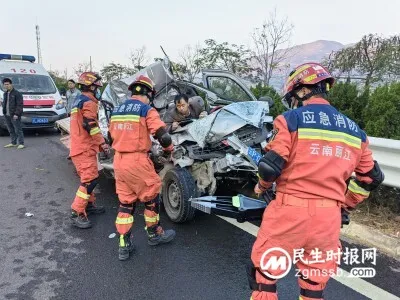 丽江永胜:交通事故一人被困 消防紧急救援