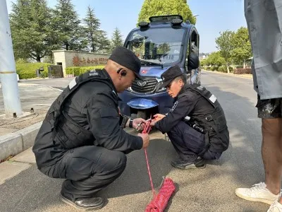 老人外出代步车没电 特警热心帮忙暖民心