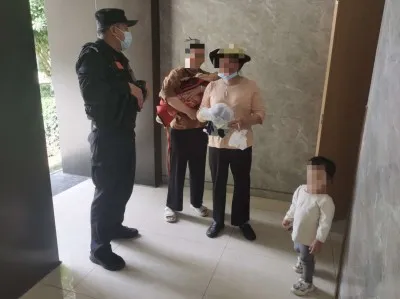 错过公交车与老人小孩走散 特警暖心救助幸好有惊无险