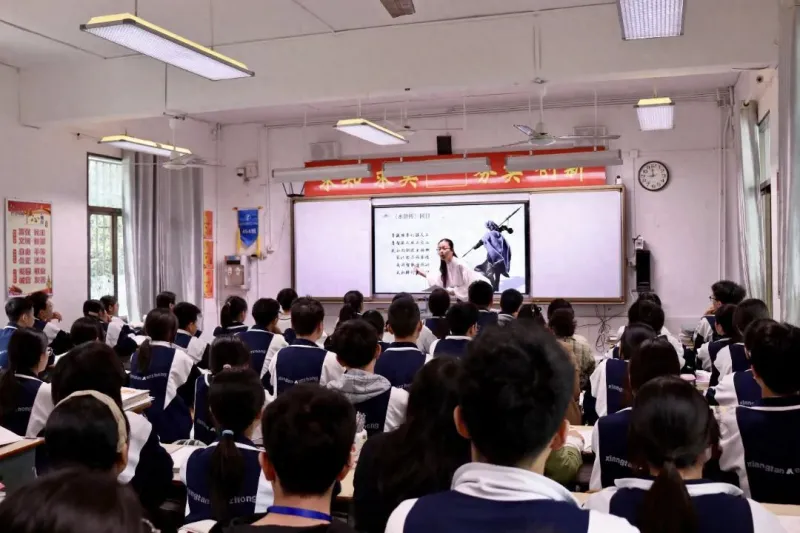 打造“三动”课堂 发展核心素养——湘潭市高中新课程改革教学开放日活动举行