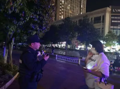 游客孩子独自逛街“失联”,特警辗转寻回获感谢