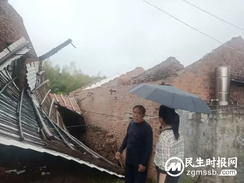风雨无情人有情,雨中避险抚民心 风雨无情人有情,雨中避险抚民心