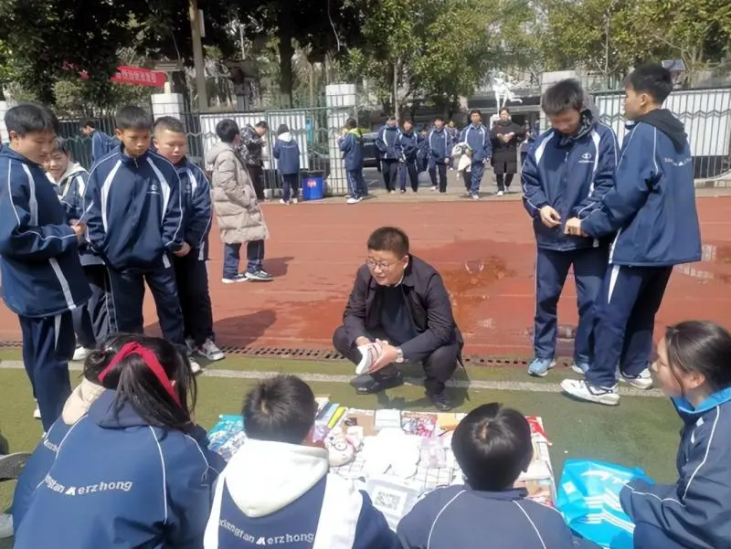 “传承雷锋精神，争做时代新人” ——湘潭市第二中学学雷锋活动月系列活动总结