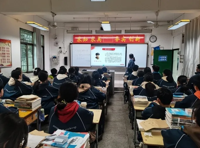 “传承雷锋精神，争做时代新人” ——湘潭市第二中学学雷锋活动月系列活动总结