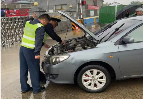 轿车行驶途中抛锚  湘潭交通执法人员冒雨合力推车、暖心助力