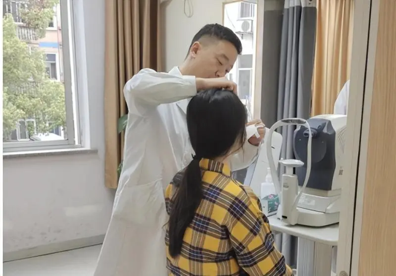 湘潭学子摆脱“酒瓶底”束缚,成人礼喜获清晰世界 湘潭学子摆脱“酒瓶底”束缚,成人礼喜获清晰世界