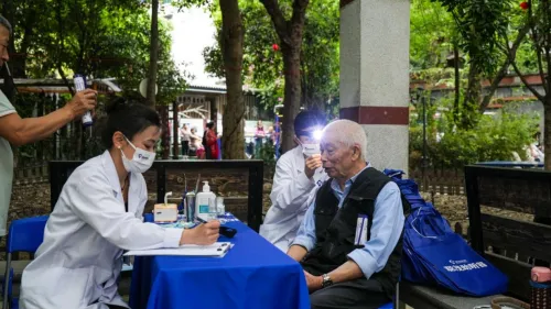 黉门街社区联手成都银行 筑牢社区居民反诈与健康防线 黉门街社区联手成都银行 筑牢社区居民反诈与健康防线