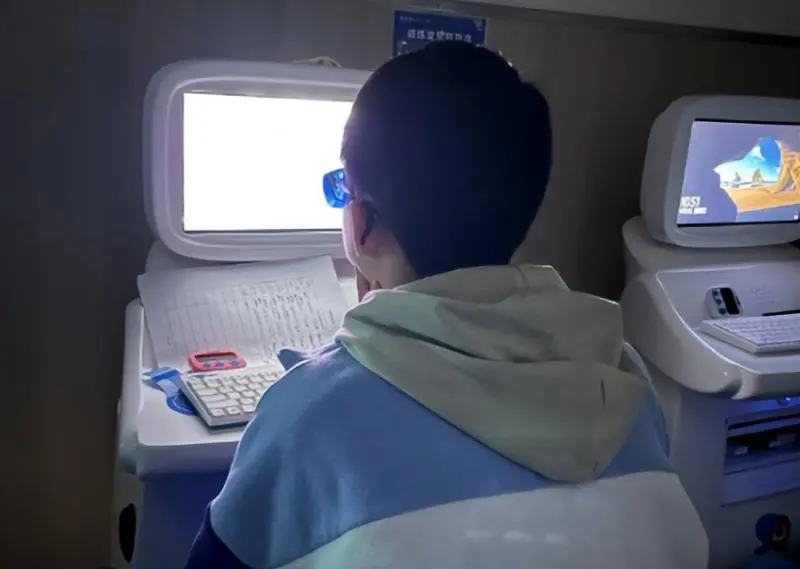 最近,湘潭爱尔仁和医院视光及小儿眼科唐丹主任的诊室有家长咨询,自己的小孩总喜欢歪着脖子视物,偶尔还会摔跤,看东西要眯着眼凑近看,是近视了吗?相信很多家长也会这样认为,孩子视力不好会不会就是近视了。 唐丹主任表示,这是一个常见的误区,简单地将孩子所有的视力问题,笼统地归结为近视是不科学的。导致小孩视力变差的原因不仅有近视,还可能是小儿斜弱视,像上述情况就是小儿斜弱视的典型特征,而小儿斜弱视的危害往往要比近视严重得多。 斜视是指两眼不能同时注视同一个目标。由于双眼视轴不平衡,导致其中一个眼球向内、向外、向上或向下倾斜,俗称“斗鸡眼”、“瞟眼”。弱视眼是指最佳的矫正视力低于正常,但眼睛及视觉系统却没有引致视力下降的问题。两者都是导致儿童视力差最常见原因之一,很多弱视与斜视有关,斜视眼的视觉发育被抑制,就会导致弱视。 麻痹性斜视为了克服重影带来的不适,典型特征就喜欢歪脖子看人,看东西喜欢眯着眼凑近看,读写时常会看错行、写字重复,走路容易摔倒,尤其是上下楼梯。 弱视是一种发育性疾病,会严重影响视觉功能。患者视力低下,看东西缺乏立体感,即使配戴眼镜也无法将视力矫正到正常程度。儿童期是心理发育的敏感期,斜视儿童外部特征较为明显,容易被同龄人取笑,给孩子的心理留下阴影。小儿弱视比近视更为严重,是因为其治疗期存在巨大的时效性,3-6岁是治疗弱视的黄金期,一旦超过12岁就很难治愈。 唐丹医生温馨提示,斜弱视造成的视力障碍影响终生,患病后视力不如常人,缺乏正常人应有的双眼视功能,对于日后从事驾驶、医生、绘画、设计等用眼需求大的工作,都会有一定困难。患有麻痹性斜视还会出现眼球运动受限、复视,并伴眩晕、恶心、步态不稳等全身症状,影响正常生活。斜视患者也可能因为长期歪头、侧脸看物,出现脊柱侧弯,骨骼发育异常的问题。斜弱视的首诊患儿,首先需要接受散瞳,再进行全面的儿童眼科检查,确定斜弱视的类型后,针对病因进行有效治疗。孩子的眼健康关乎其一生,定时的检查与及时的治疗,都是保护视力不变的法宝,莫要错过最佳治疗期而遗憾终生!(通讯员:孙代蓉) 最近,湘潭爱尔仁和医院视光及小儿眼科唐丹主任的诊室有家长咨询,自己的小孩总喜欢歪着脖子视物,偶尔还会摔跤,看东西要眯着眼凑近看,是近视了吗?相信很多家长也会这样认为,孩子视力不好会不会就是近视了。 唐丹主任表示,这是一个常见的误区,简单地将孩子所有的视力问题,笼统地归结为近视是不科学的。导致小孩视力变差的原因不仅有近视,还可能是小儿斜弱视,像上述情况就是小儿斜弱视的典型特征,而小儿斜弱视的危害往往要比近视严重得多。 斜视是指两眼不能同时注视同一个目标。由于双眼视轴不平衡,导致其中一个眼球向内、向外、向上或向下倾斜,俗称“斗鸡眼”、“瞟眼”。弱视眼是指最佳的矫正视力低于正常,但眼睛及视觉系统却没有引致视力下降的问题。两者都是导致儿童视力差最常见原因之一,很多弱视与斜视有关,斜视眼的视觉发育被抑制,就会导致弱视。 麻痹性斜视为了克服重影带来的不适,典型特征就喜欢歪脖子看人,看东西喜欢眯着眼凑近看,读写时常会看错行、写字重复,走路容易摔倒,尤其是上下楼梯。 弱视是一种发育性疾病,会严重影响视觉功能。患者视力低下,看东西缺乏立体感,即使配戴眼镜也无法将视力矫正到正常程度。儿童期是心理发育的敏感期,斜视儿童外部特征较为明显,容易被同龄人取笑,给孩子的心理留下阴影。小儿弱视比近视更为严重,是因为其治疗期存在巨大的时效性,3-6岁是治疗弱视的黄金期,一旦超过12岁就很难治愈。 唐丹医生温馨提示,斜弱视造成的视力障碍影响终生,患病后视力不如常人,缺乏正常人应有的双眼视功能,对于日后从事驾驶、医生、绘画、设计等用眼需求大的工作,都会有一定困难。患有麻痹性斜视还会出现眼球运动受限、复视,并伴眩晕、恶心、步态不稳等全身症状,影响正常生活。斜视患者也可能因为长期歪头、侧脸看物,出现脊柱侧弯,骨骼发育异常的问题。斜弱视的首诊患儿,首先需要接受散瞳,再进行全面的儿童眼科检查,确定斜弱视的类型后,针对病因进行有效治疗。孩子的眼健康关乎其一生,定时的检查与及时的治疗,都是保护视力不变的法宝,莫要错过最佳治疗期而遗憾终生!(通讯员:孙代蓉)
