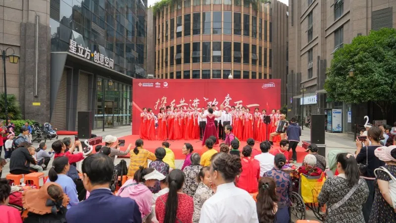 欢庆成立两周年与“五一” 成都银行光华东五路支行携手居民共筑美好社区