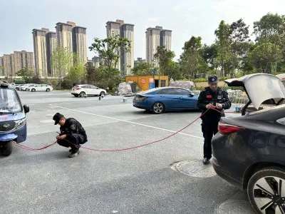 老人外出代步车没电 特警热心帮忙暖民心