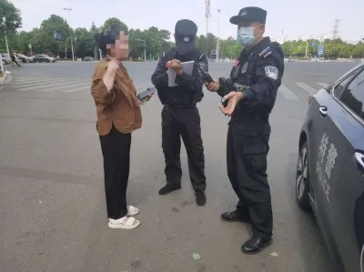 错过公交车与老人小孩走散 特警暖心救助幸好有惊无险