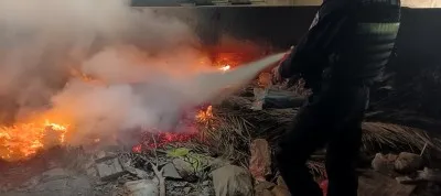 疑似焚烧垃圾引发火情 特警及时扑灭消除隐患