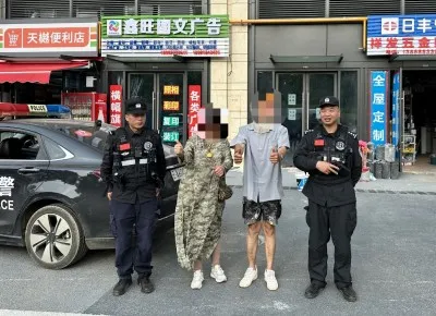 老人外出代步车没电 特警热心帮忙暖民心