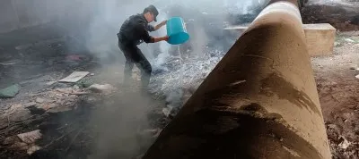 疑似焚烧垃圾引发火情 特警及时扑灭消除隐患