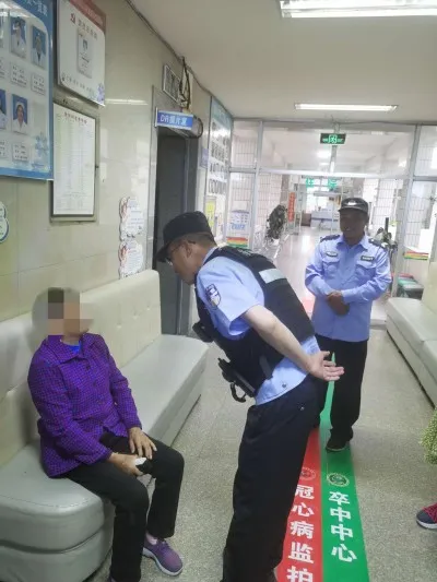 九旬老人独自外出迷路 民警几经周折送其回家